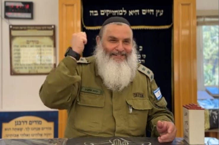 Almog ex-otage libéré fait une découverte lorsque le rabbin vient le voir pour la perte de son père